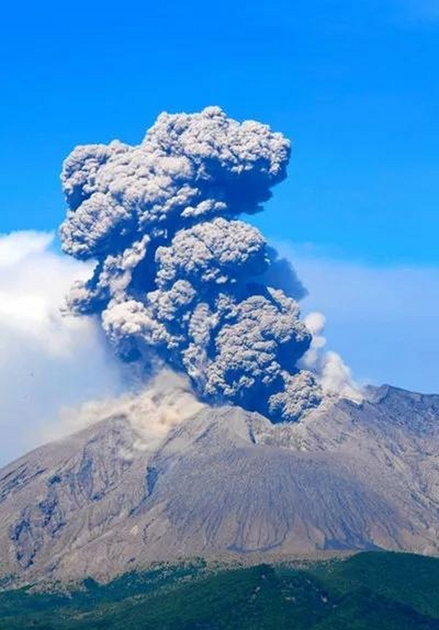 日本樱岛火山又喷了！烟柱冲到2700米高，这回动静有点大