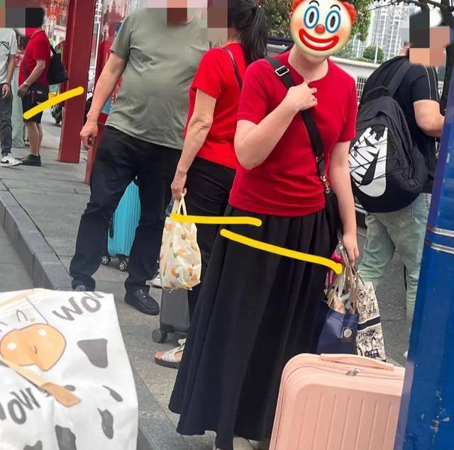 阿姨和姑娘撞衫后,脸上那出复杂表情,我看了三遍才懂 阿姨和姑娘撞衫后,脸上那出复杂表情,我看了三遍才懂